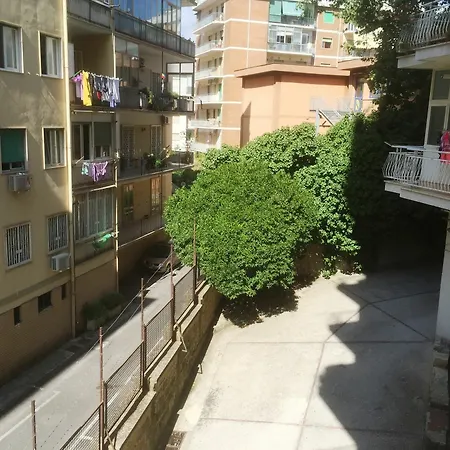 Alexander לינה וארוחת בוקר