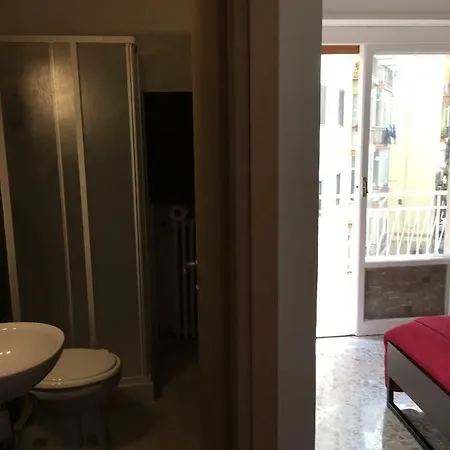 Alexander לינה וארוחת בוקר