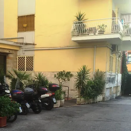 Alexander לינה וארוחת בוקר